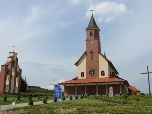 kościół, obok parawanowa dzwonnica - współczesne.