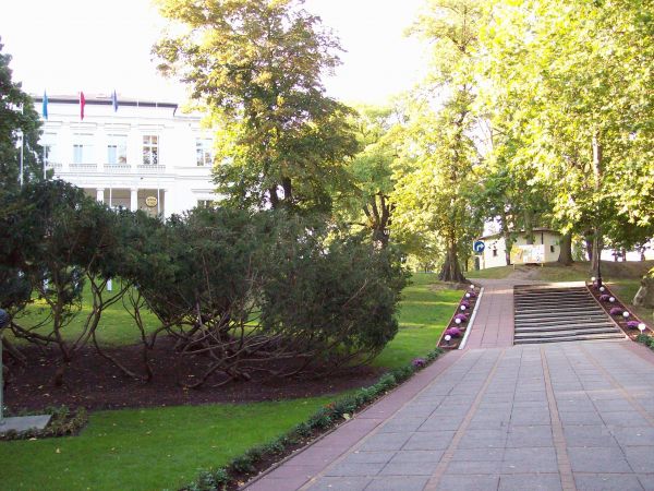 Po lewej stronie Dom Kultury