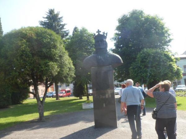 pośrodku rynku na postumencie popiersie Władysława Jagiełły, króla Polski w latach 1386-1434, który 28 grudnia 1397r. przyznał miastu Leżajsk prawa miejskie, na