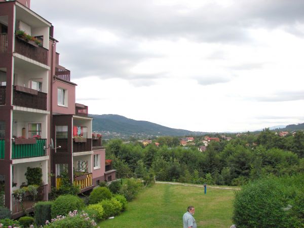 Widok z Osiedla Karpackiego w kierunku Międzybrodzia Bialskiego. Beskid Mały - Czupel koło Straconki 654 m n.p.m.