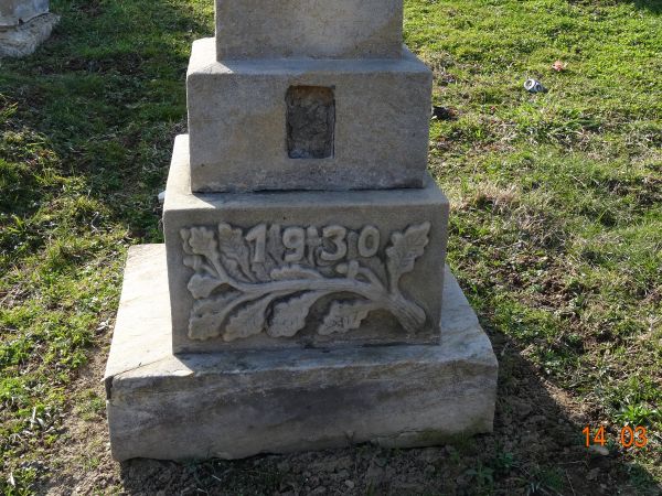 nagrobek kamienny - krzyż na cokole, na cmentarzu wspólnym : przycerkiewnym i przykościelnym.