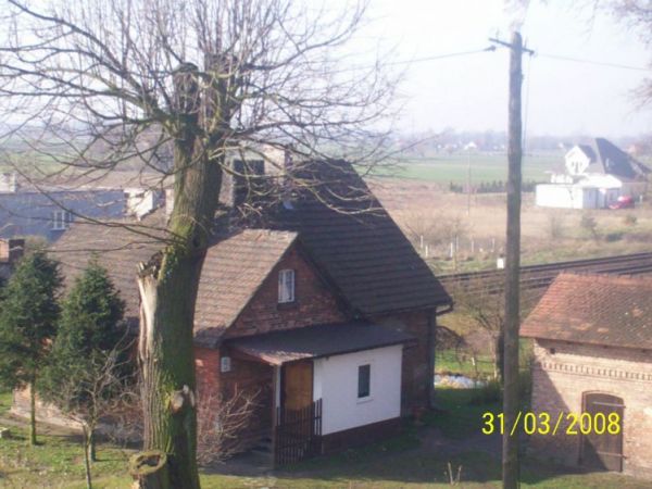 Domek przy przejeżdzie kolejowym na granicy Łupowa i Jenina.