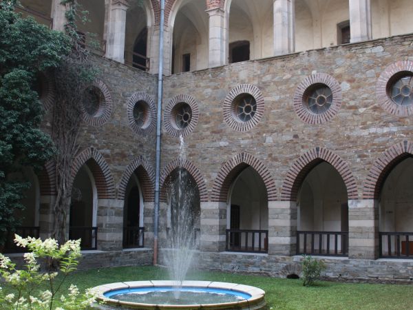 fontanna - ubogaca wizualny przekaz no i zieleń murawy ożywia ale podziwiajmy dokonania brygad renowacyjnych, przywracających dawną świetność pałacu !