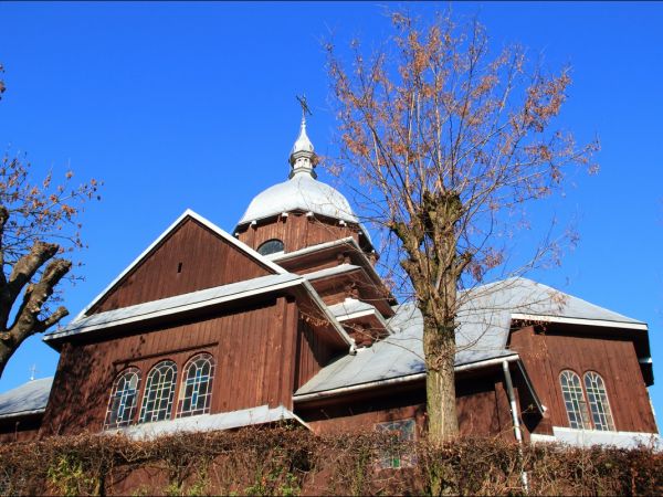 Drewniana cerkiew greckokatolicka, zbudowana w 1860 r, odnowiona w 1937 r. Obecnie jest użytkowana przez rzymskich katolików.
