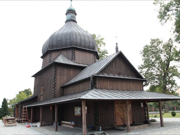 Leszno do 1977 roku nosiło nazwę Poździacz . Cerkiew św. Bazylego Wielkiego , aktualnie kościół pw. NMP Niepokalanie Poczętej, parafia rzymskokatolicka . Zbudow