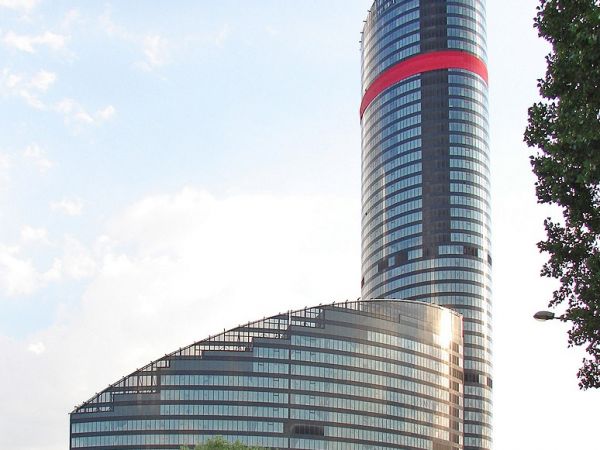 Sky Tower widok od ul. Gwiaździstej
