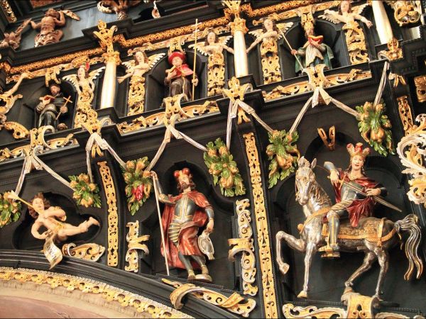 Bazylika Zwiastowania NMP w Leżajsku – wzniesiona w miejscu, gdzie według tradycji ukazała się w 1590 roku Tomaszowi Michałce Matka Boska. Sprawują nad nią opie