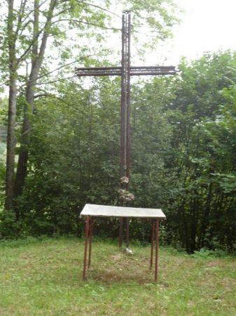 krzyż katolicki na cmentarzu, stolik służy jako ołtarz polowy podczas mszy świętych odprawianych w czasie uroczystości.