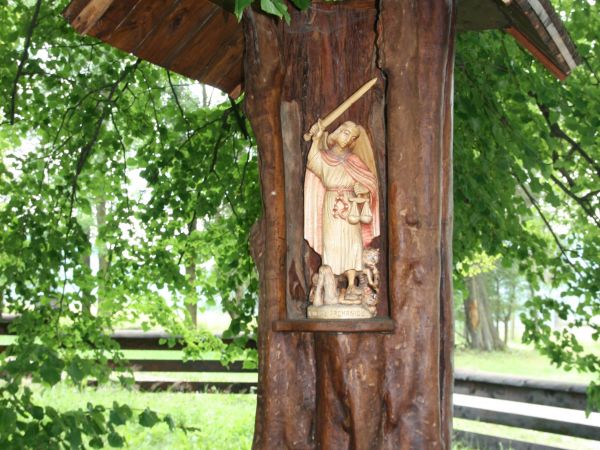 Współczesna kapliczka Archanioła przy cerkwi.