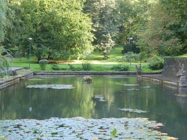 Nad zalewem w parku w Połczynie Zdroju