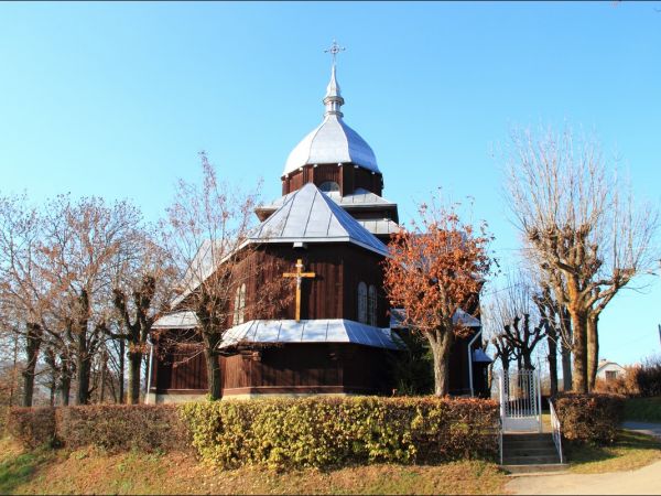 Drewniana cerkiew greckokatolicka, zbudowana w 1860 r, odnowiona w 1937 r. Obecnie jest użytkowana przez rzymskich katolików.