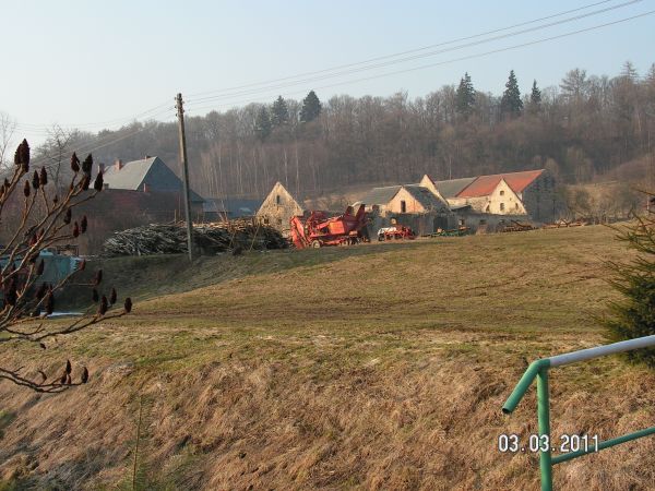 Skorzynice. Wieś.Widok na bazę.