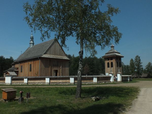 przeniesiony do skansenu drewniany podkarpacki kościól