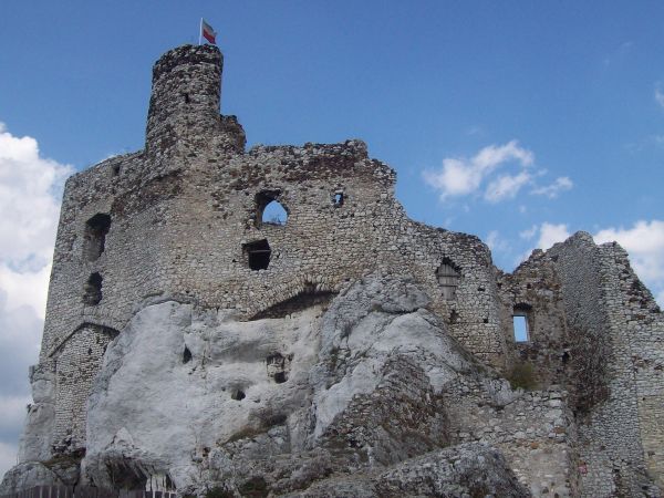 Zamek w Mirowie – zamek rycerski położony nieopodal wsi Mirów w województwie śląskim, na Szlaku Orlich Gniazd.