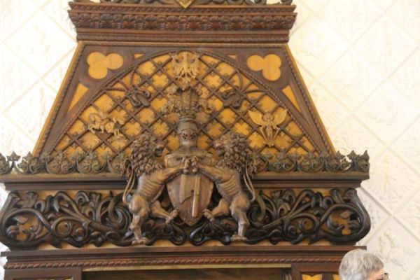 kartusz herbowy nad bogato zdobionym kominkiem - tam też ściany ozdobione sztukaterią z herbami Polski i Litwy, podobnie prezentowane na kratownicy pozornej per