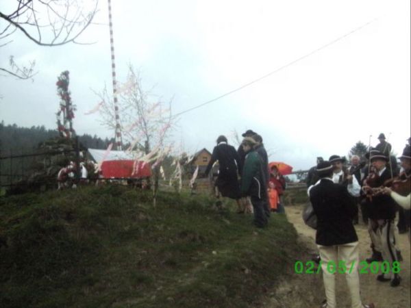 Modlitwa przy pomniku partyzantów na przysłopie