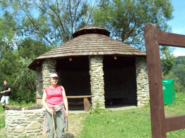 pomyślano - po raz kolejny o turystach - na  ścieżce historyczno-przyrodniczej "Bieszczady Odnalezione" - we wsi Zawój.Zaś przy wsi: w czasie świąt Bożego Narod