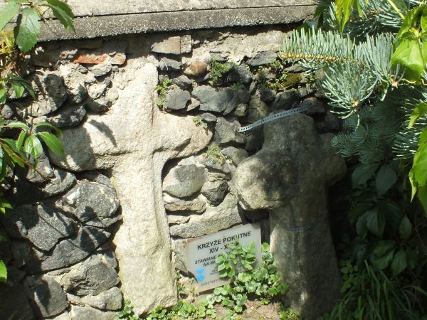 Krzyże pokutne w murze otaczającym kościół