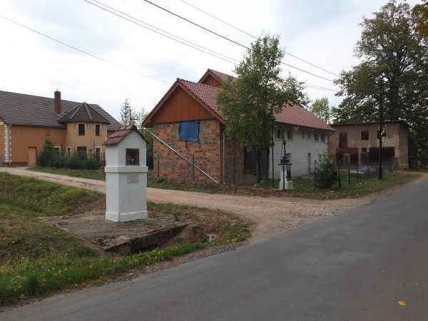 Przed każdą posesją jest krzyż lub kapliczka