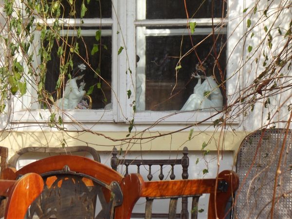 na werandzie dworu - od strony parku - lamus elementów ruchomych umeblowania / wyposażenia.