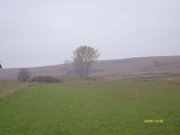 Widoczny w oddali między Krzczonowicami i Trębanowem od zachodu oryginalny kopiec,który był punktem zbornym dla myśliwych.