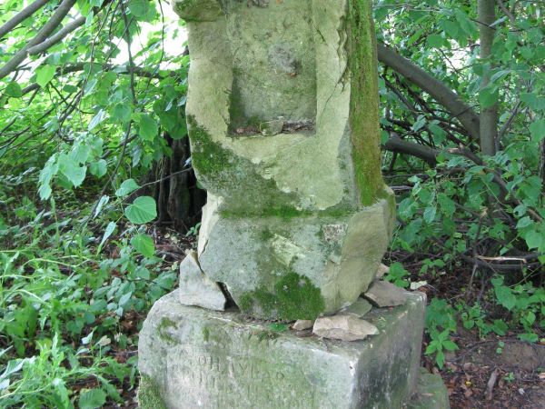 czyżby to był cmentarny nagrobek kamienny wyznawcy religii greckokatolickiej - widoczne mało czytelne bukwy cyrylicy o tym świadczą, w bliskim sąsiedztwie był p