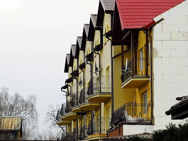 Ciekawe domy z balkonami przy ulicy Traugutta