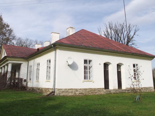 główny obiekt założenia dworsko-parkowego - widok od strony parku i folwarku. Był też sad, ogród, inspekta i dworski gazon, cieplarnie i stawy.