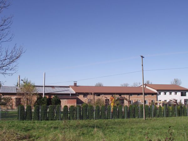 Huta Szkła i muzeum prezentujące wyroby - szkło artystyczne i gospodarcze.