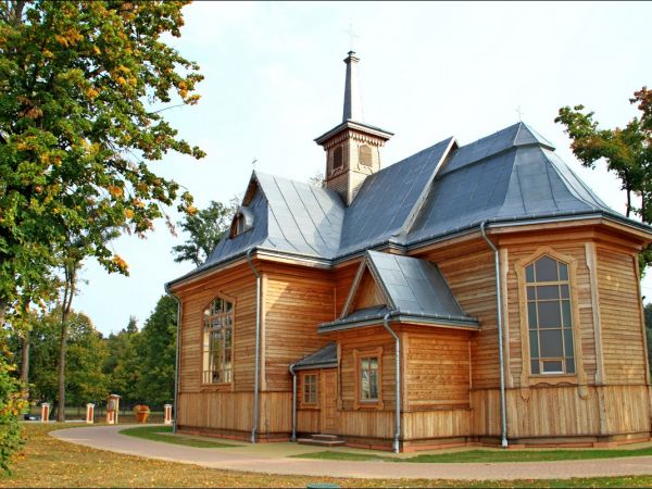 Drewniany kościół parafialny p.w. Matki Boskiej Śnieżnej , zbudowany w 1919 roku wg. projektu inż.arch. Kazimierza Osińskiego.