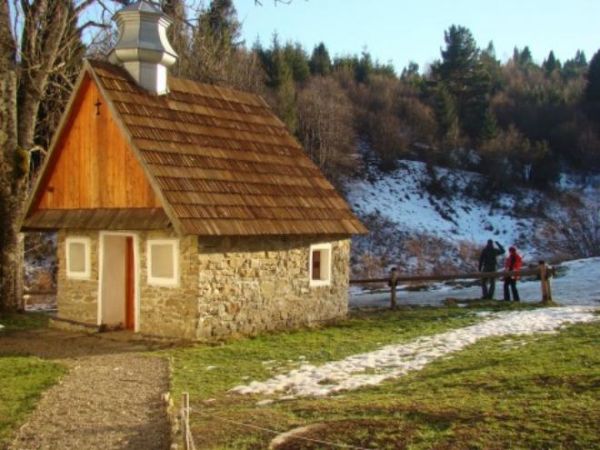 kaplica grobowa przy cerkwi - patrz w galerii: tablica. W paśmie Durnej, z przejścia z Berła do Łopiennika notowana jest największa w całym Bieszczadzie liczba