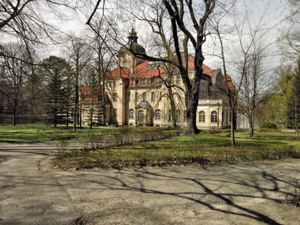 Pałac z XX W. w ŁĘŻANACH.