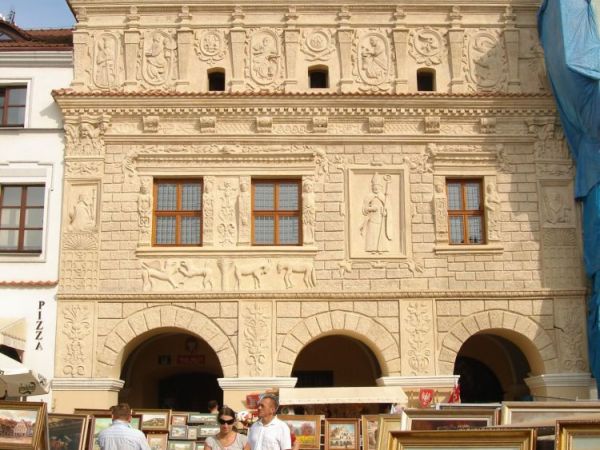 Rynek - kamienica pod wezwaniem Sw. Mikolaja. Wybudowana ( z druga obok p.w. sw. Krzysztosztofa) w wieku XVII przez bogatych kupcow, braci Krzysztofa i Mikolaja