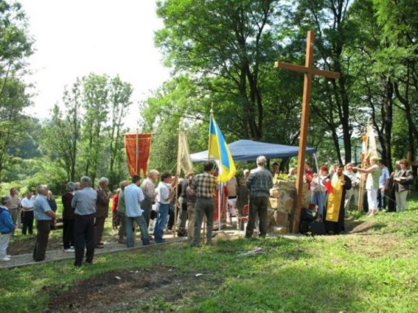 Msza święta odprawiona w dniu 15.07.2007 na cmentarzu w Płonnej dla upamiętnienia byłych mieszkańców Płonnej. Na zdjęciu widoczny krzyż, pod którym znajduje się