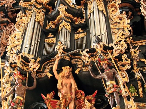 Bazylika Zwiastowania NMP w Leżajsku – wzniesiona w miejscu, gdzie według tradycji ukazała się w 1590 roku Tomaszowi Michałce Matka Boska. Sprawują nad nią opie