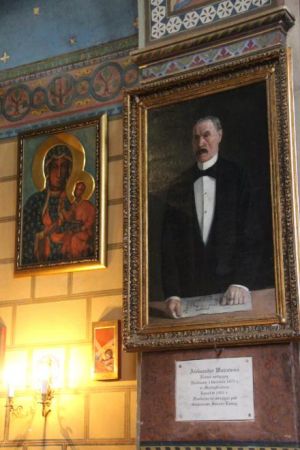 w cerkwi - n/z po prawej - portret fundatora Aleksandra Wajcowicza urodzonego w tej wsi, jako lekarz pracował on na zesłaniu w głębi Rosji, gdzie został  wywiez