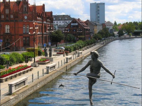 "Przechodzący przez rzekę" (linoskoczek) stojący na linie nad Brdą.