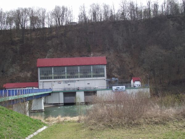 most na Sanie i obiekty hydroelektrowni - tzw. "Siłowni". Pod tą górą zwaną "Grodzisko" przekuto podziemną sztolnię - różnica poziomów dna Zalewu Myczkowskiego