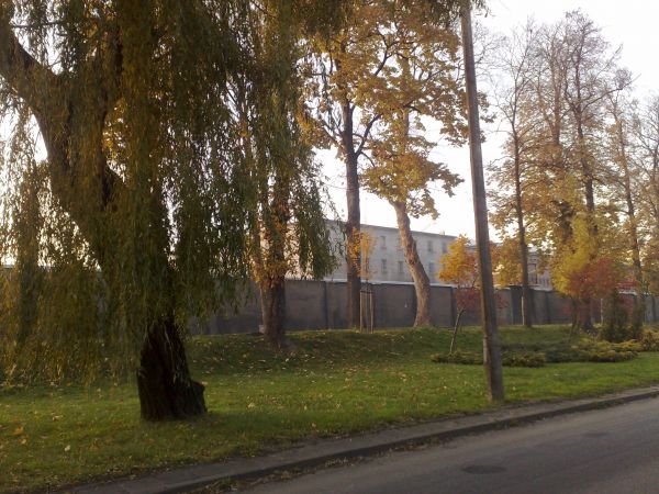 Planty a na drugim planie Zakład Karny.
