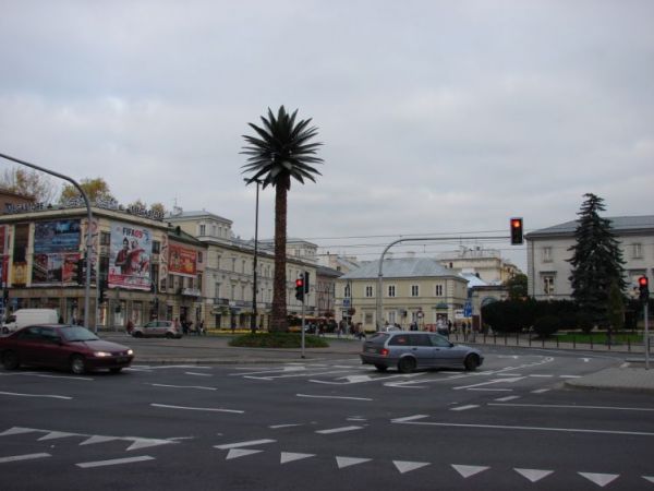 Warszawa. Sztuczna palma na rondzie Charles'a De Gaulle'a.
