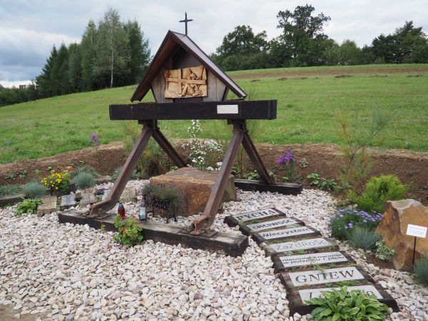 od kościoła do klasztoru prowadzi Droga Krzyżowa - n/z Stacja III : Pan Jezus po raz pierwszy upada pod krzyżem.