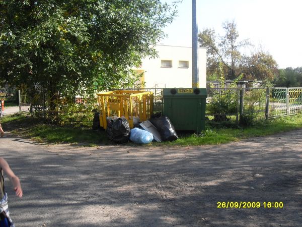Wyzbierane śmieci przez dzieci i młodzież zostały ulokowane tam gdzie ich miejsce