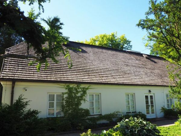 na skraju zabytkowego parku - Dworek Chopina , w którym odbywają się liczne koncerty pianistyczne, wtedy mazurki, polonezy, nokturny - drzwi pośrodku służą do p