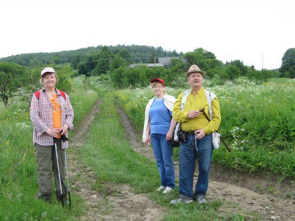 na drodze : Hołuczków /jest galeria - zapraszam/ - Bykowce /jest galeria - zapraszam/, kiedyś - Rytarowce /od niem. "riter" - "rycerz"/ - przed : zabudowa gospo
