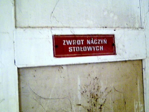 Drzwi do stołówki jadalnej dla pracowników państwowego zakładu rolnego zakład który znika powoli i to jest ponoć demokracja