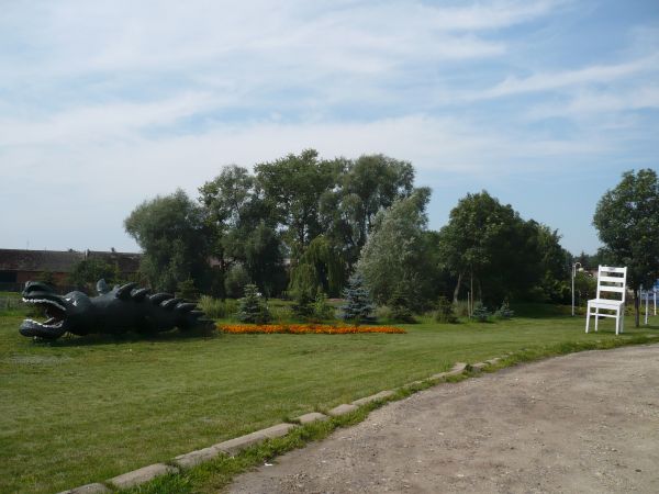 Smok czeka na gości i znalazło się także krzesło dla zmęczonego.