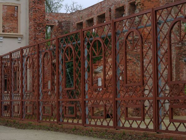 Żmigród - Zespół pałacowo - parkowy - ruiny pałacu Hatzfeldtów - Ażurowa konstrukcja symbolizuje ściany nieistniejącego skrzydła pałacu. W jego środkowej części