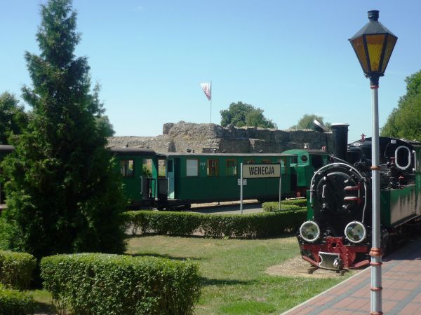 Bogate i różnorodne Muzeum Kolei Wąskotorowej . Jedyna na ziemiach polskich o rozstawie szyn tylko 60 cm. Urocze miejsce.