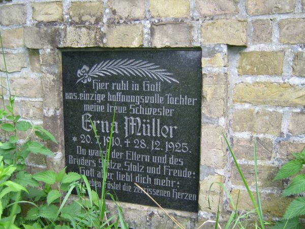 Stara tablica na przykościelnym cmentarzu