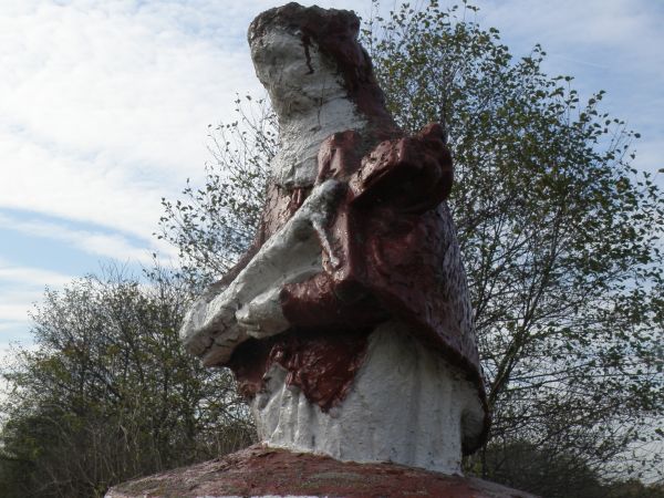 Gnojno - w kierunku przysiółka Piła...Figurka, prawdopodobnie Jana Nepomucena, zniszczona przez czas...